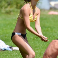 Sexy blonde girl in the park playing volleyball in her skimpy bikini 19 (11 von 104).jpg