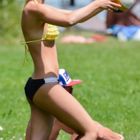 Sexy blonde girl in the park playing volleyball in her skimpy bikini 19 (9 von 104).jpg