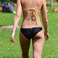 Sexy blonde girl in the park playing volleyball in her skimpy bikini 19 (17 von 104).jpg