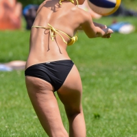 Sexy blonde girl in the park playing volleyball in her skimpy bikini 19 (26 von 104).jpg
