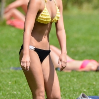 Sexy blonde girl in the park playing volleyball in her skimpy bikini 19 (28 von 104).jpg
