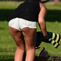 Sexy blonde girl in the park playing volleyball in her skimpy bikini 19 (99 von 104).jpg