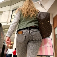 Thick blonde whooty in jeans