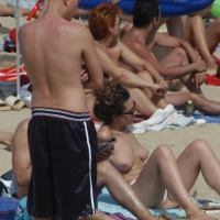 Topless girls on a beach in Barcelona 0164.jpg