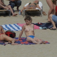 Topless girls on a beach in Barcelona 0202.jpg