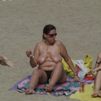 Topless girls on a beach in Barcelona 0007.jpg