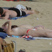 Topless girls on a beach in Barcelona 0148.jpg