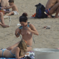 Topless girls on a beach in Barcelona 0172.jpg