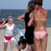Candid teens in bikinis or on the beach 30940992pXq.jpg