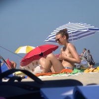 Candid beach and bikini babes 44929199hMk.jpg