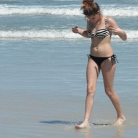 Beach and bikini babes 27746617vum.jpg