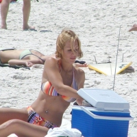 Beach and bikini babes 44045087gZv.jpg