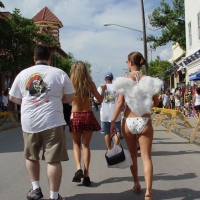 Beach and bikini babes 44045440KPi.jpg