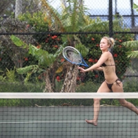 Sexy actress Hayden Panettiere paparazzi pics hayden_panettiere_bikini_04.jpg