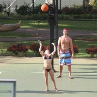 Sexy actress Hayden Panettiere paparazzi pics hayden_panettiere_bikini_10.jpg