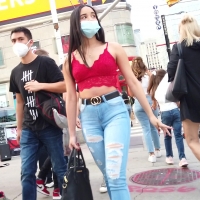 Latina dime in jeans
