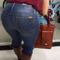 Walmart milf shopping in tight jeans looking hot Walmart milf in jeans