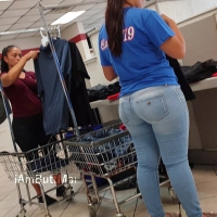 Latinas at the laundromat