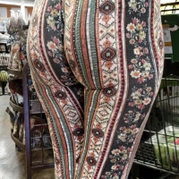 Jiggly ass in patterned leggings