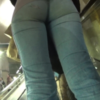 Candid sexy babe with a nice ass in ripped jeans gives some booty skin peeks Ripped jeans.mp4-2024-02-01-16h52m44s246.jpg