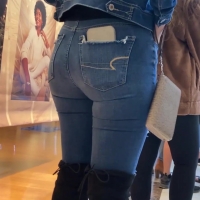Candid Latina lady with a nice ass in tight jeans standing in line at the mall latinajeans13.mp4-2023-02-02-16h08m54s134.jpg