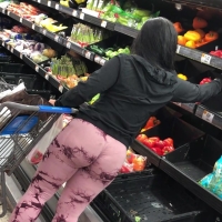 Sexy candid big booty brunette girl grocery shopping in pink leggings bigbootyp.mp4-2023-02-06-06h09m03s162.jpg