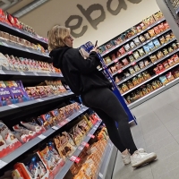 Candid nerdy blonde girl grocery shopping with a big booty in leggings InShot_20240205_201937384.mp4-2024-02-07-16h32m11s606.jpg