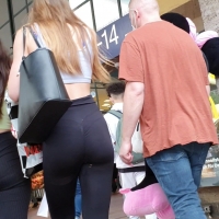 Skinny babe in leggings