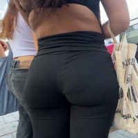 Hot candid brunette girl with a big booty in black leggings at the bus stop Brune_girl_eating.mov-2026-02-09-10h42m50s180.jpg