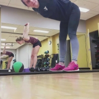 Blonde and brunette at the gym