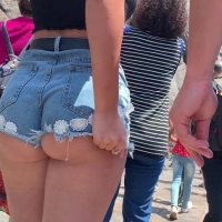 Bangin' hottie in cut offs