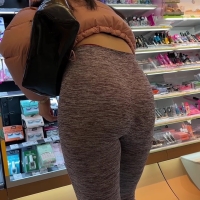 Hot candid brunette girl with a decent ass in leggings shopping Störbild Leggings by Lloyd.mp4-2023-02-15-18h09m03s228.jpg