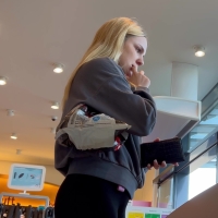 Candid blonde beauty with a nice ass in leggings doing some shopping DieBlondeMitDemSüssenPo.mp4-2024-02-25-14h54m17s406.jpg