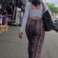 Slim Latina in leggings