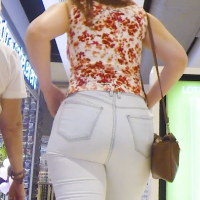 Big booty candid lady