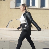 Candid babe with a sexy big booty in sunlit leggings and big tits ssX225_Jugsblonde.mp4-2024-03-09-09h56m22s433.jpg