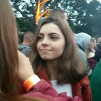 Cute concert babe