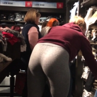 Pony tail blonde in leggings