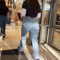 Big booty chick in jeans
