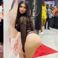 Candid eXXXotica hottie Violet Myers in a sexy black thong outfit showing off her bubble (part 2) Violet Myers EXXXOTICA 2022.mp4-2024-03-17-11h14m54s122.jpg