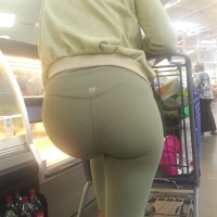 Candid sexy ebony girl with a nice ass and vpl in tight green leggings shopping CABL 7.mp4-2023-03-18-12h44m26s404.jpg