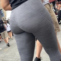 Candid Universal Studios babe with a delicious ass in grey leggings Universal1.MOV-2023-03-19-12h30m24s954.jpg