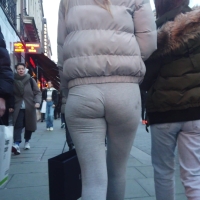 Hot candid blonde bombshell has a nice ass and vpl in grey leggings BLONDE BOMBSHELL.mp4-2023-03-19-09h24m14s006.jpg