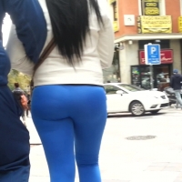Big booty in blue leggings