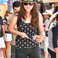 Bunch of candid babes in public in shorts 397694@N23_22767924555_pretty lady.jpg