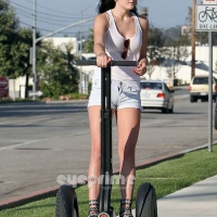 Bunch of candid babes in public in shorts 22909234@N04_8408107020_Segway 8_R.jpg