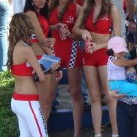 Bunch of candid babes in public in shorts 38149212@N08_3718907543_edecanes en el autódromo.jpg