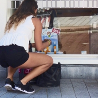 Bunch of candid babes in public in shorts 74448952@N00_29807955815_Wat is er te zien in deze etalage ¿¿¿.jpg