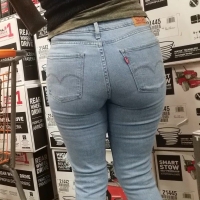 Ebony milf in jeans