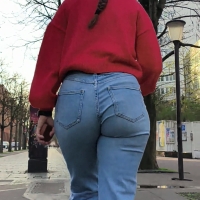 Candid nerdy brunette girl with a big booty in tight jeans Jean et commentaires Fr.mp4-2024-03-30-08h50m27s315.jpg